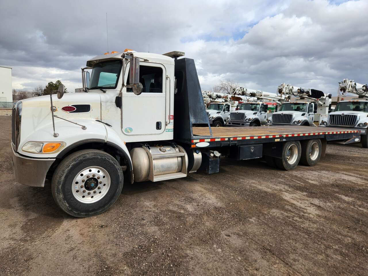 2017 Peterbilt 348 Hydraulic Dovetail Truck