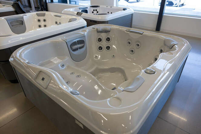 Refurbished Factory Certified Bullfrog Spa
