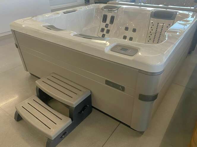 Scratch-and-dent Bullfrog Spa