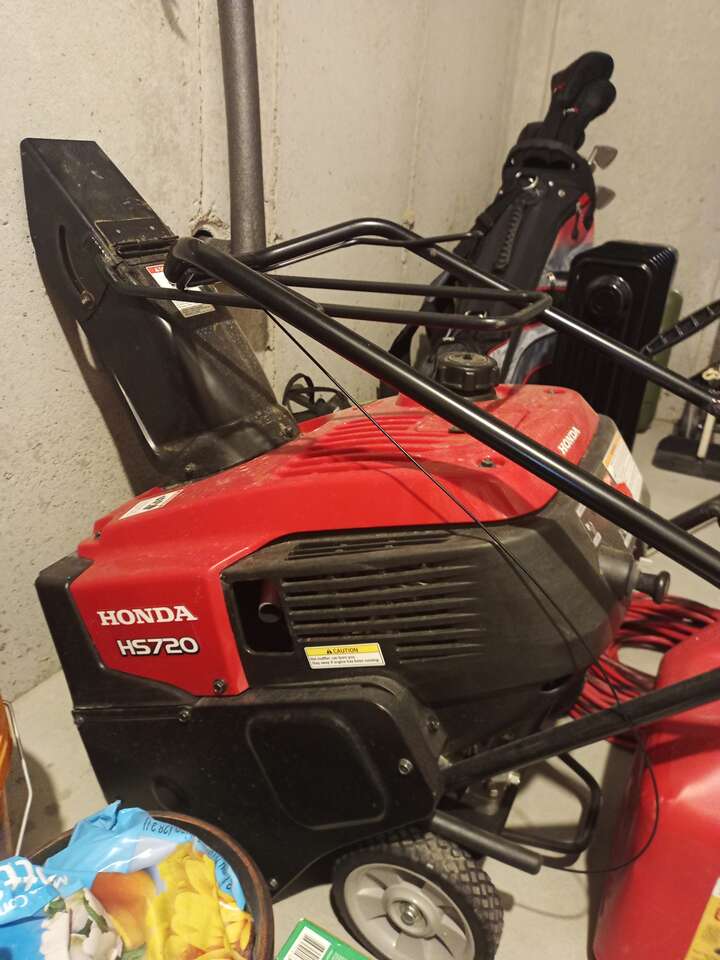 Honda HS720 snow blower Home and Garden