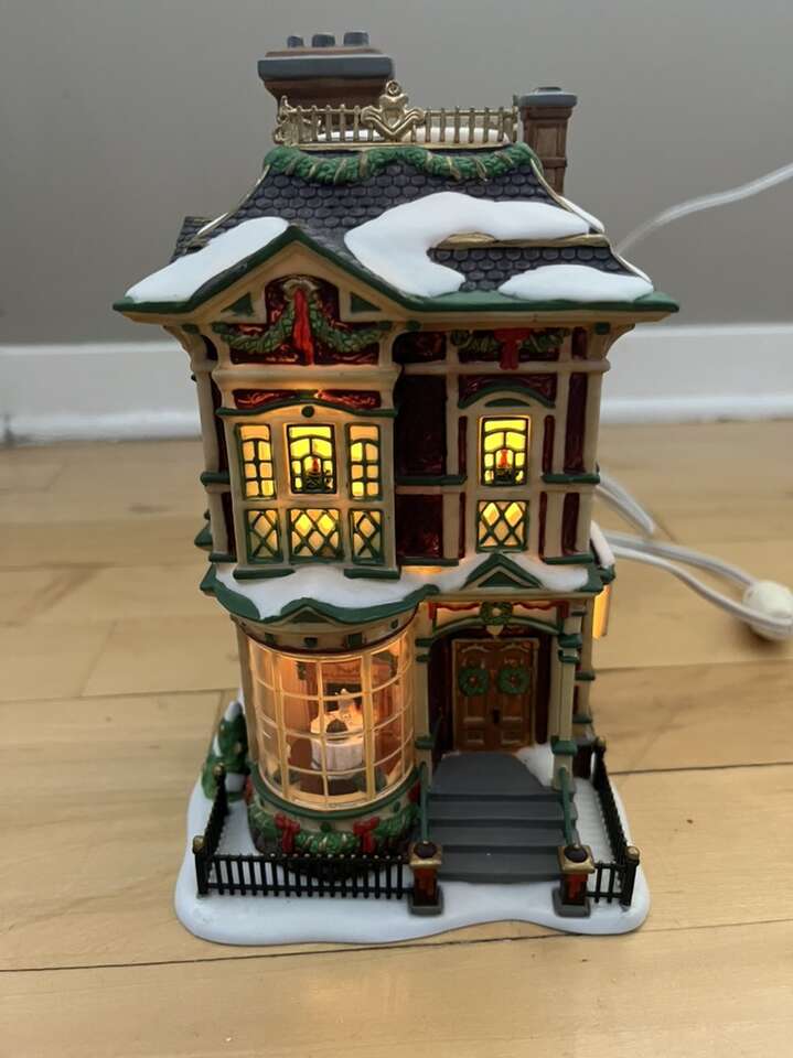 Victorian Family Christmas House Dept 56