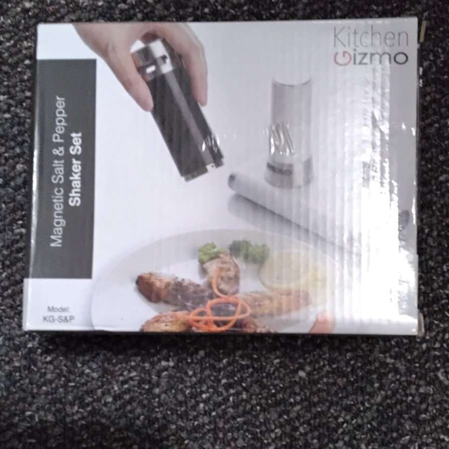 Magnetic Salt and Pepper Shaker