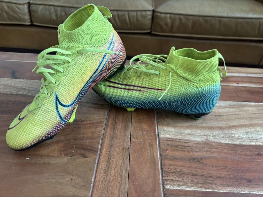 Nike Mercurial Superfly Size 6 Youth