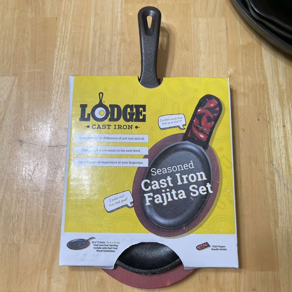 Lodge Seasoned Cast Iron Fajita Set