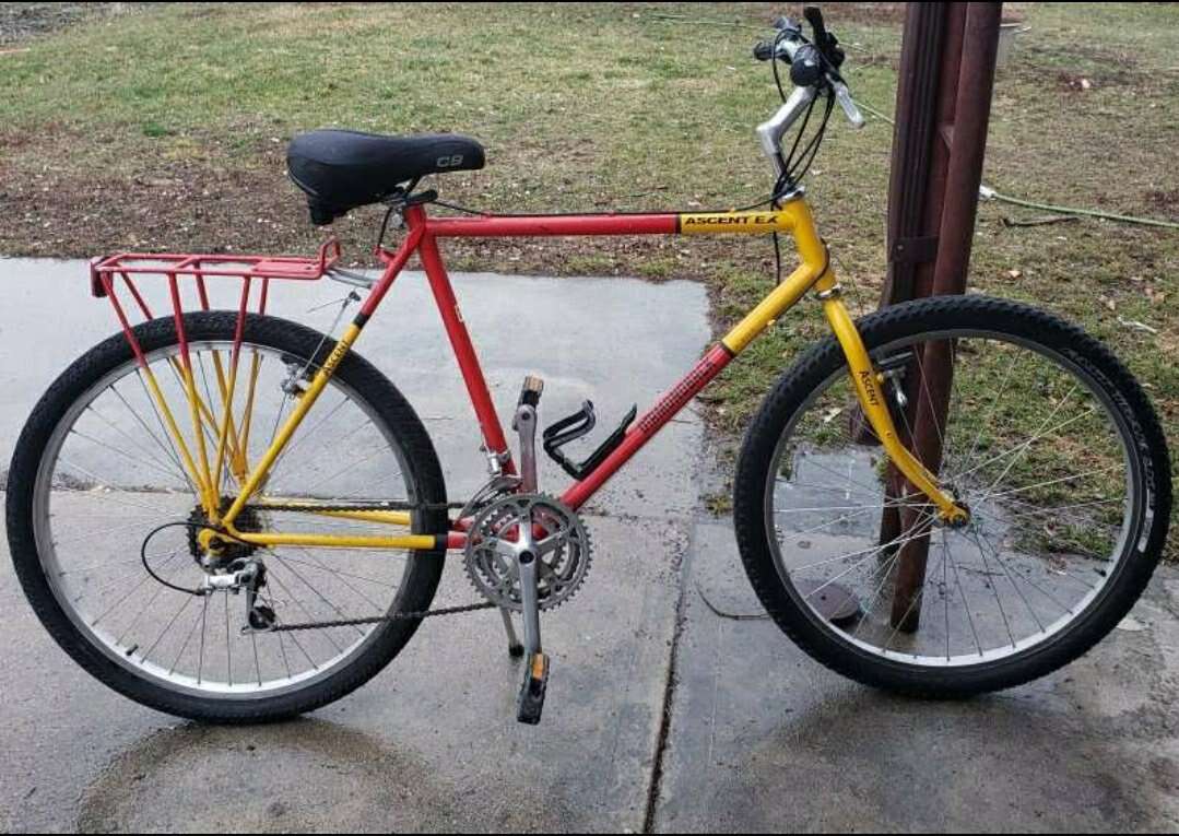 DIAMONDBACK ASCENT EX BIKE
*front rim is a bit ben