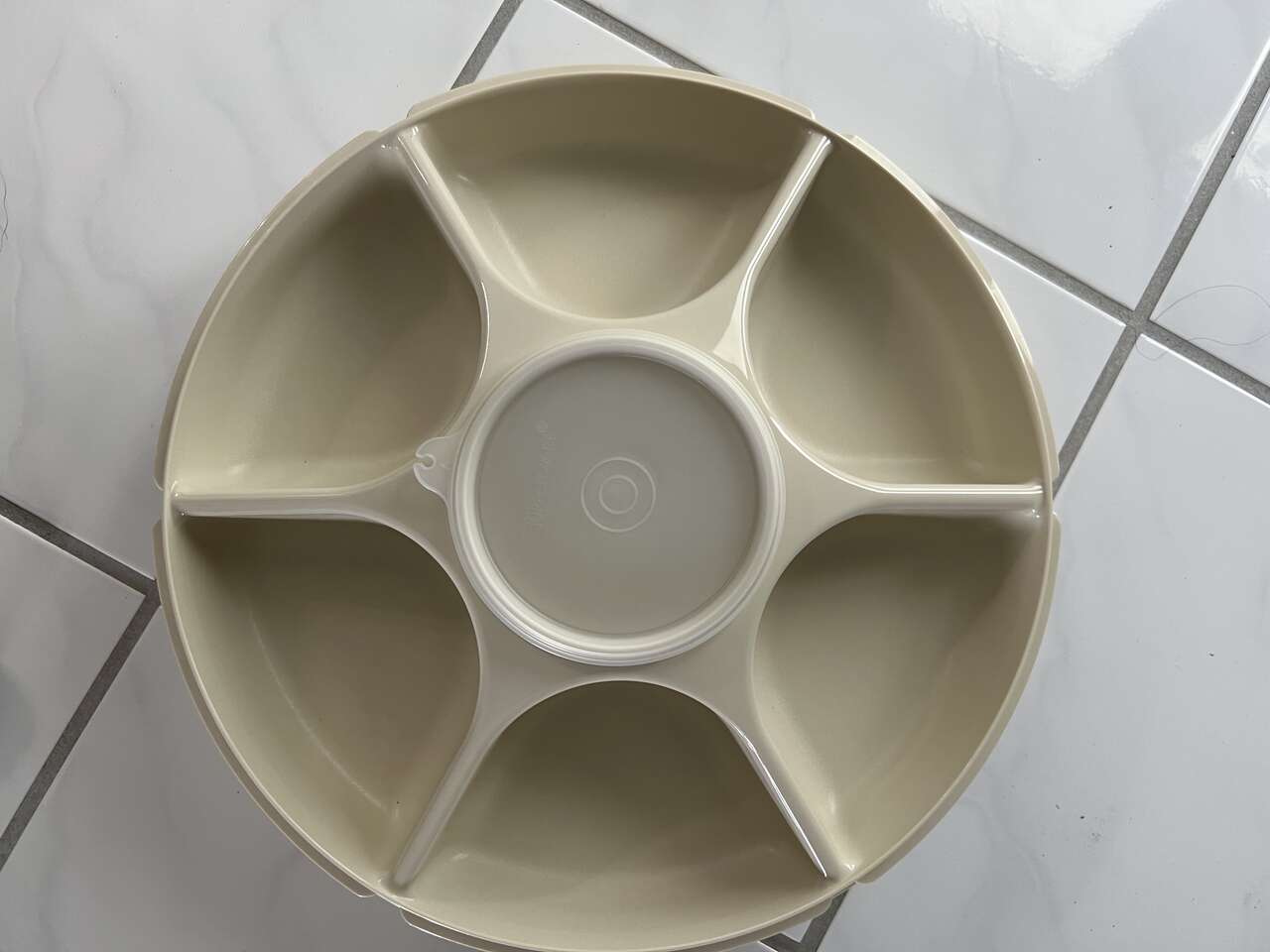 Tupperware vegetable/ fruit container.