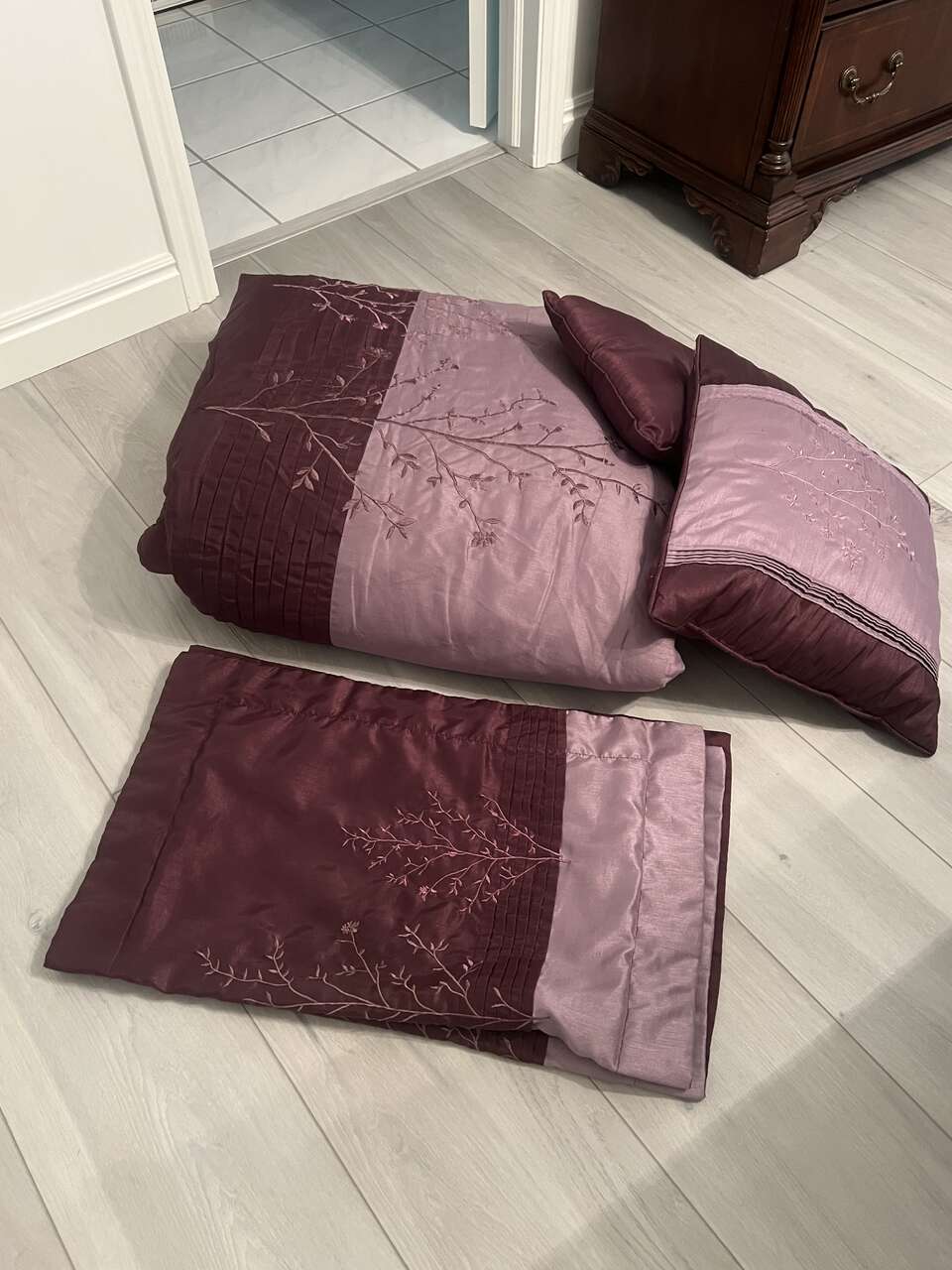 Beautiful Queen Size  Comforter with matching pillow shams and decorative pillows!