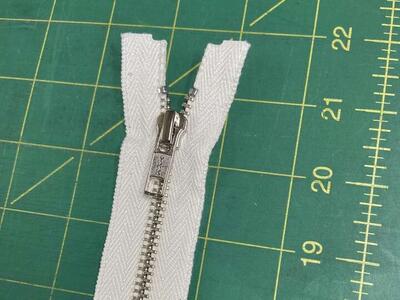 22" #5 White tape, Silver teeth/head, Separating Zippers