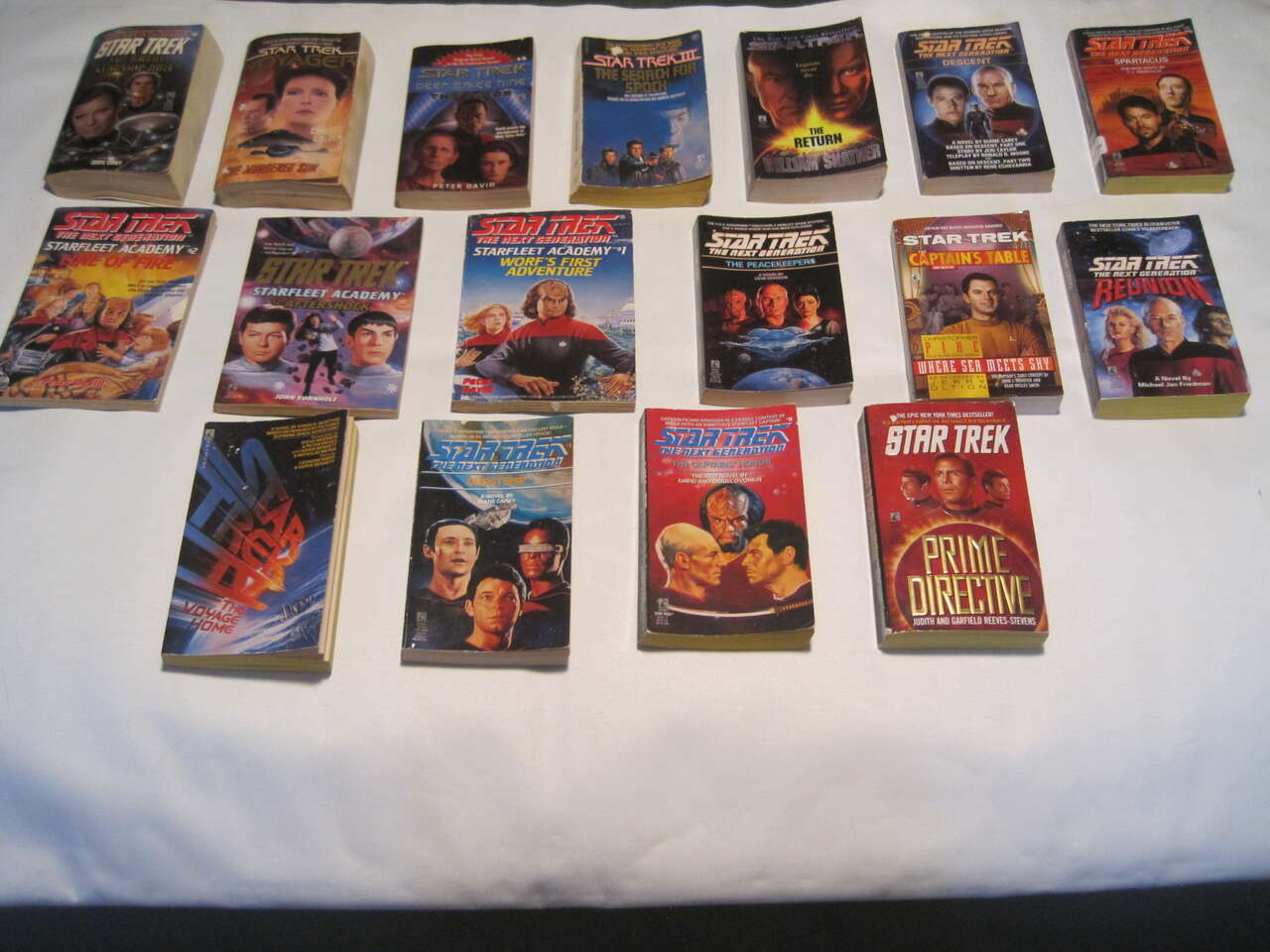 Star Trek 17 Book Lot (The Next Generation) (The Captain's Table) (Voyager)
