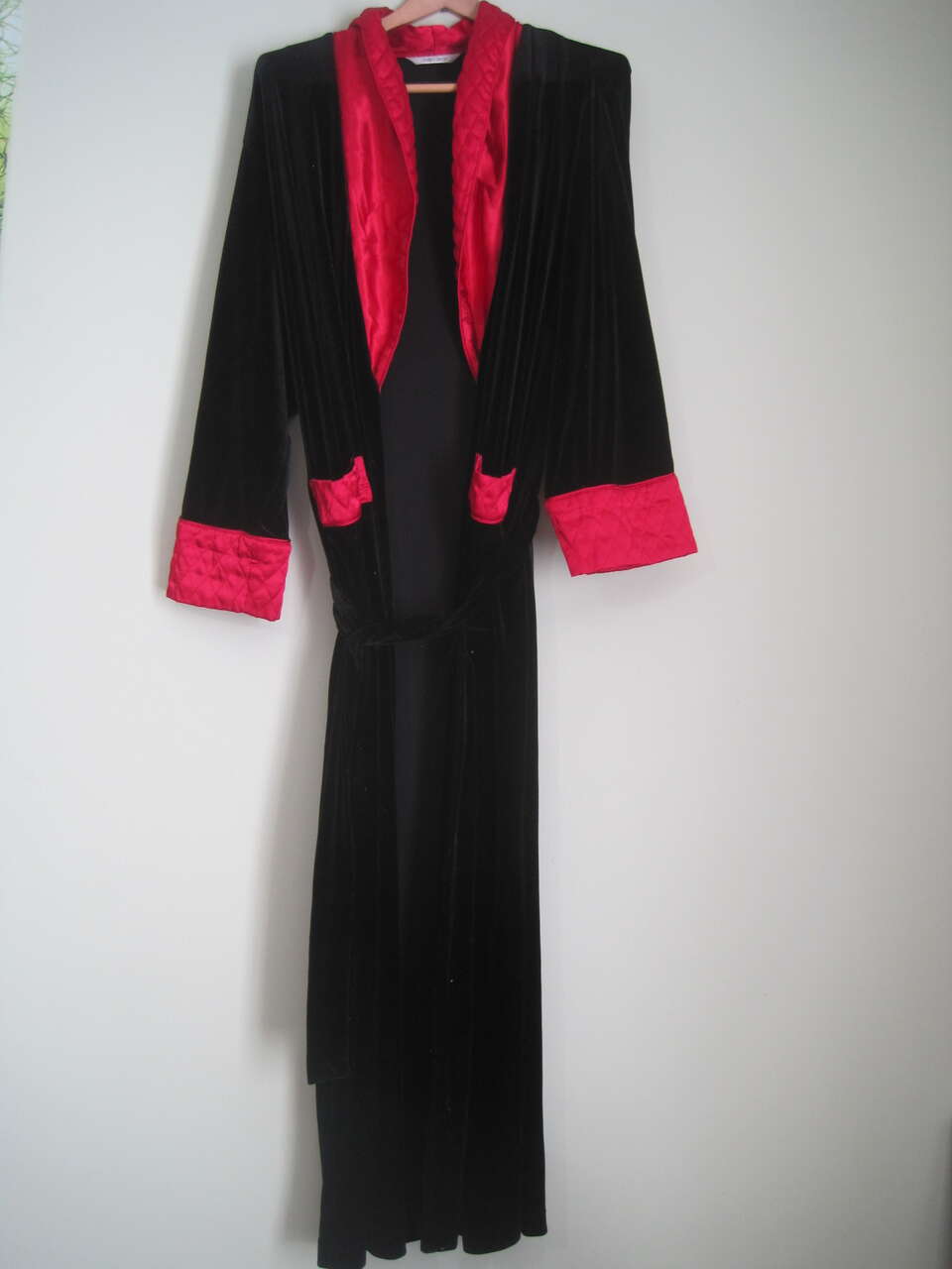 Delicates Black w/ Red Trim Satin Robe Holiday Polyester Spandex Womens Large