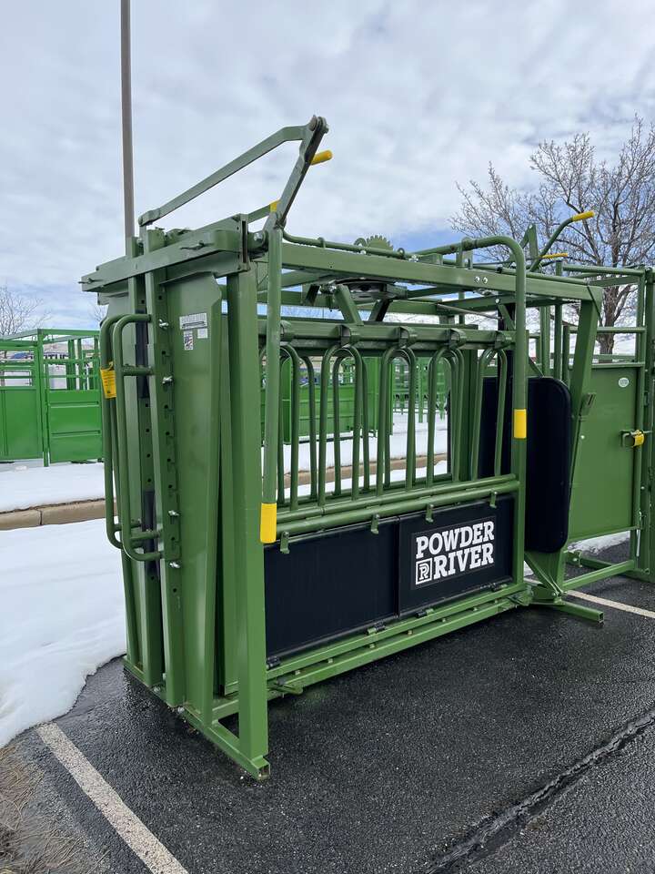 Powder River M2000 Squeeze Chute