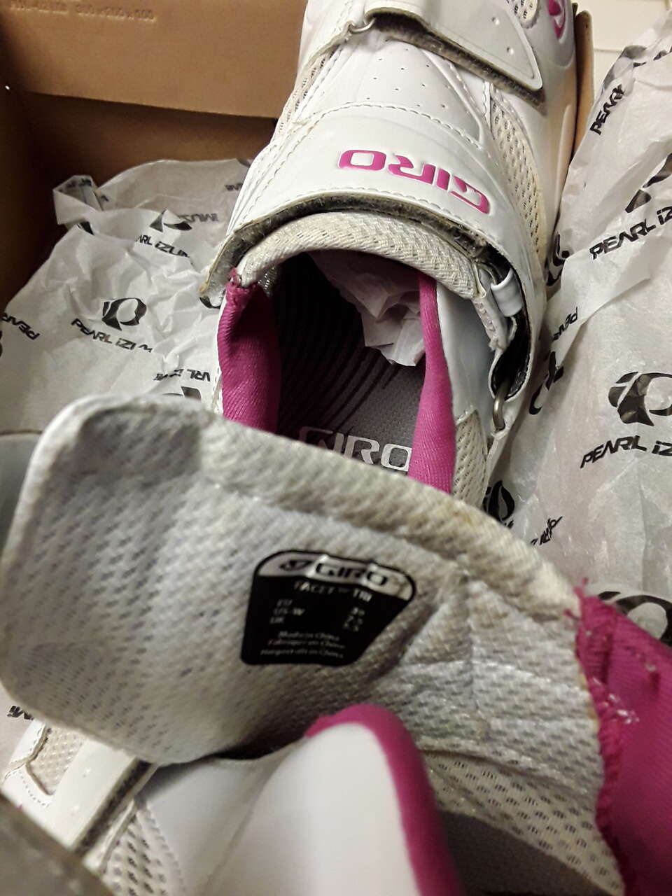 Cycling carbon road shoes