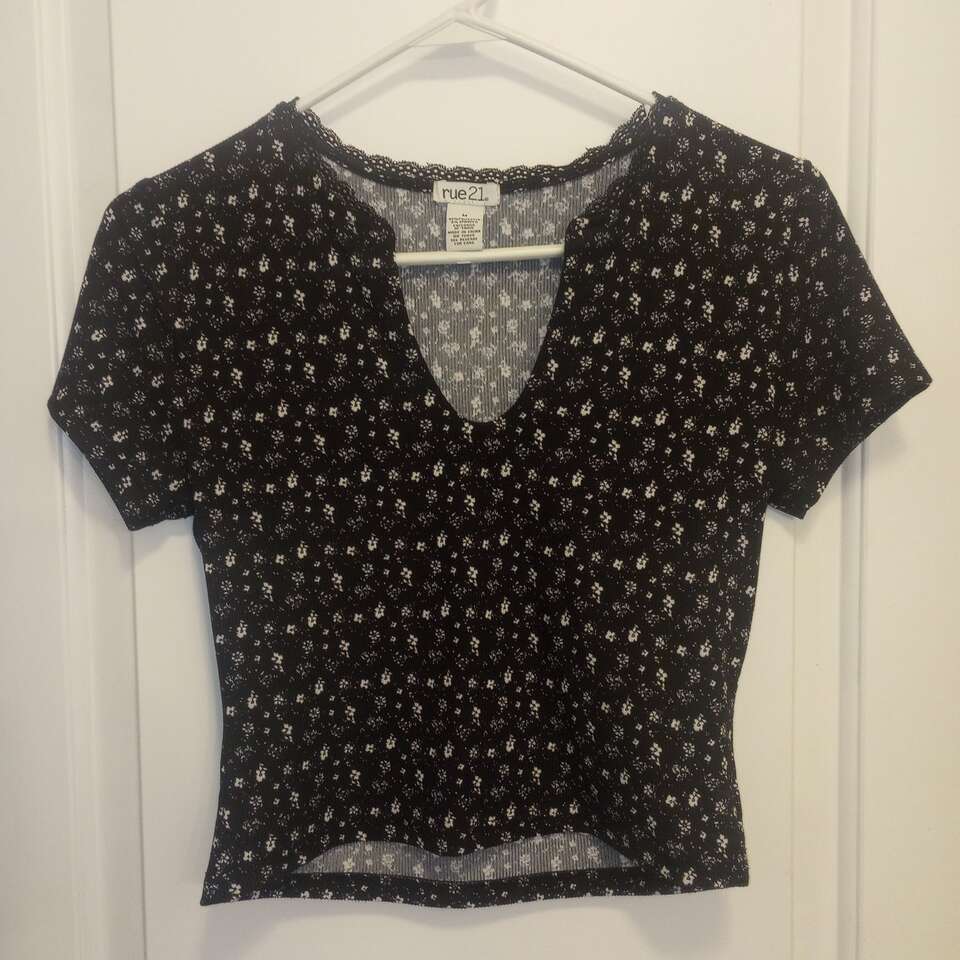 Cute Top~ Black w/White Flowers~New