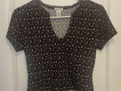 Cute Top~ Black w/White Flowers~New
