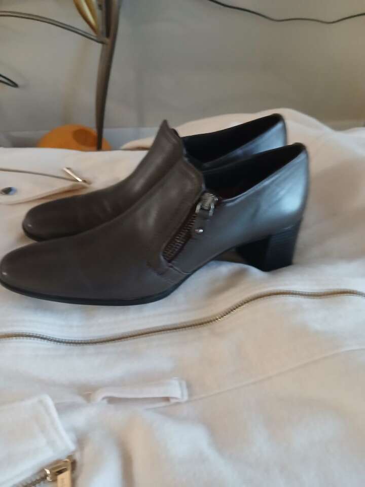 Munro Annee brown leather narrow size 81/2