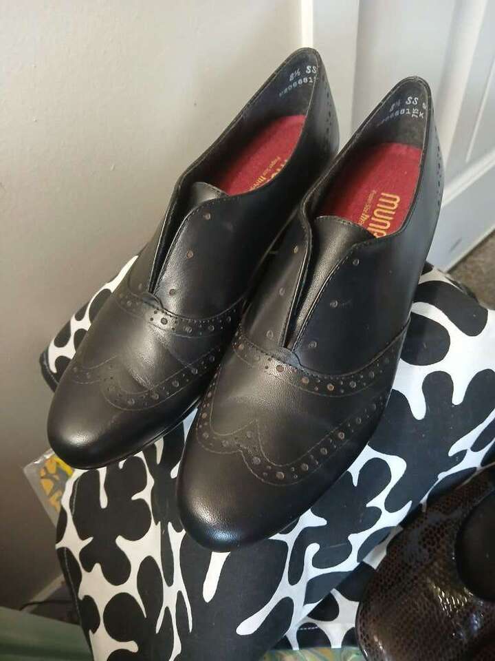 Black leather Munro slip ons 81/2 narrow