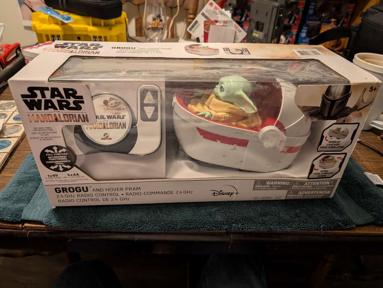 Star Wars The Mandalorian Baby Yoda with the Mandarin Grogu Remote control