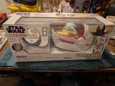 Star Wars The Mandalorian Baby Yoda with the Mandarin Grogu Remote control