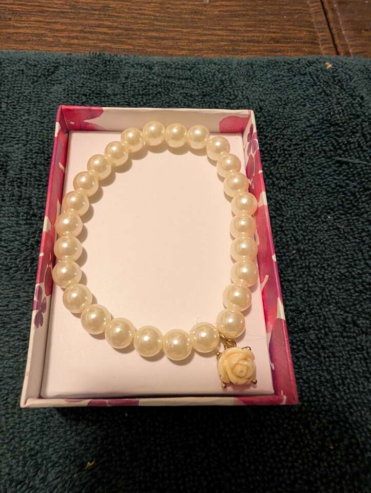 Avon Ladies bracelet, brand new in the box
