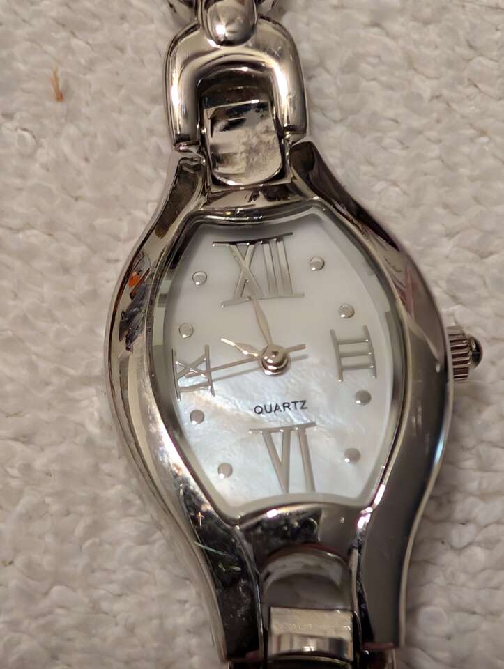 Ladies watch with Japanese Movement brand new battery in it