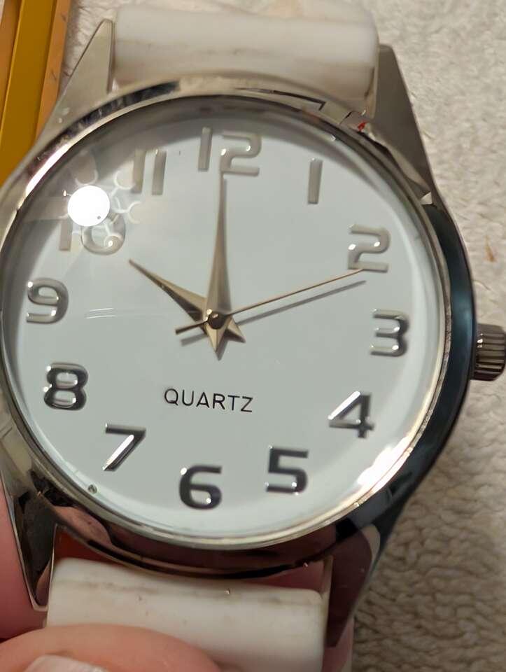 Ladies Quartz movement watch with rubber expandable wristband