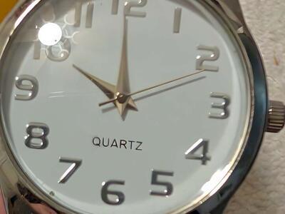 Ladies Quartz movement watch with rubber expandable wristband