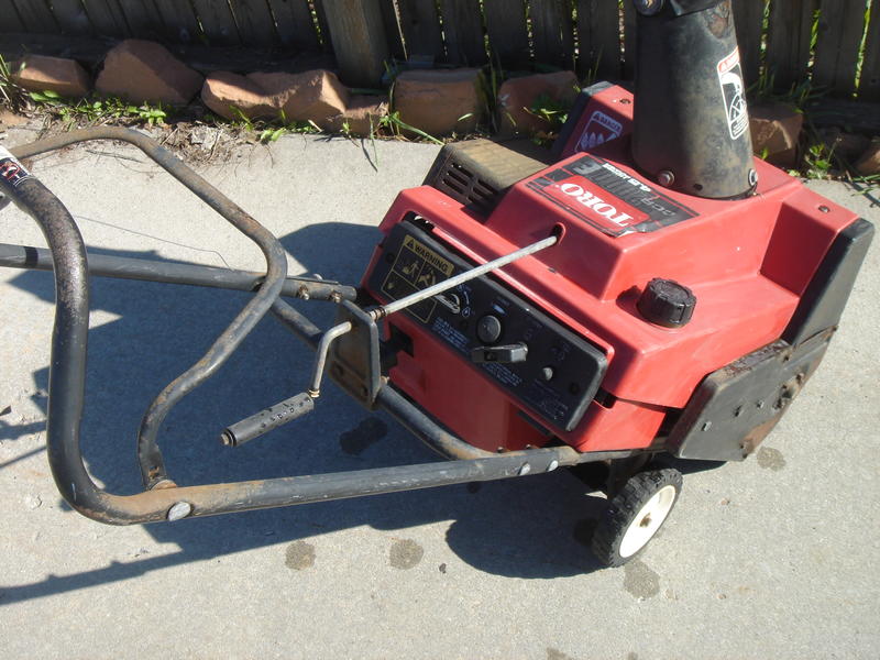 2 TORO CRE 2000 SINGLE STAGE SNOWBLOWERS WORKS GOOD