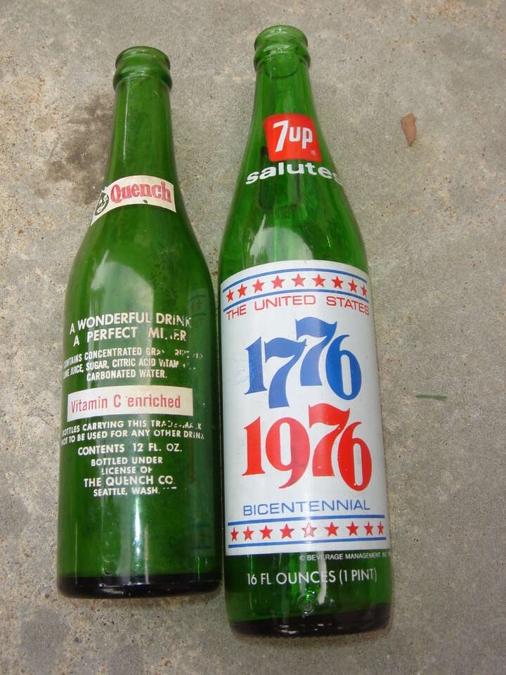 2 rare bicentenial bottles 7up and quench 1776 to 1976 200 year anniversary
