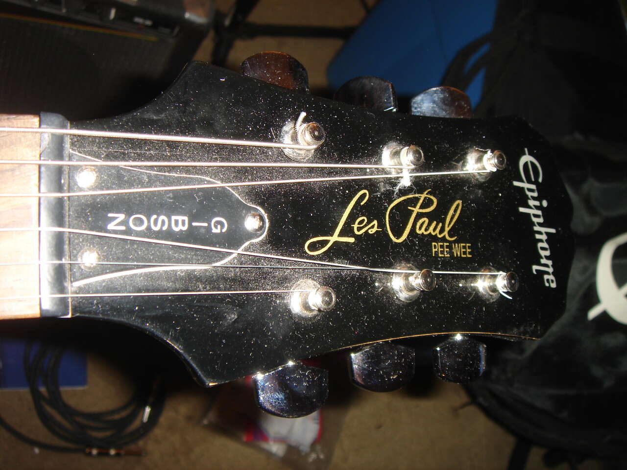 GIBSON LES PAUL MINI WITH AMP, AND ACCESSORIES,STAND CORDS, TUNER,PICKS