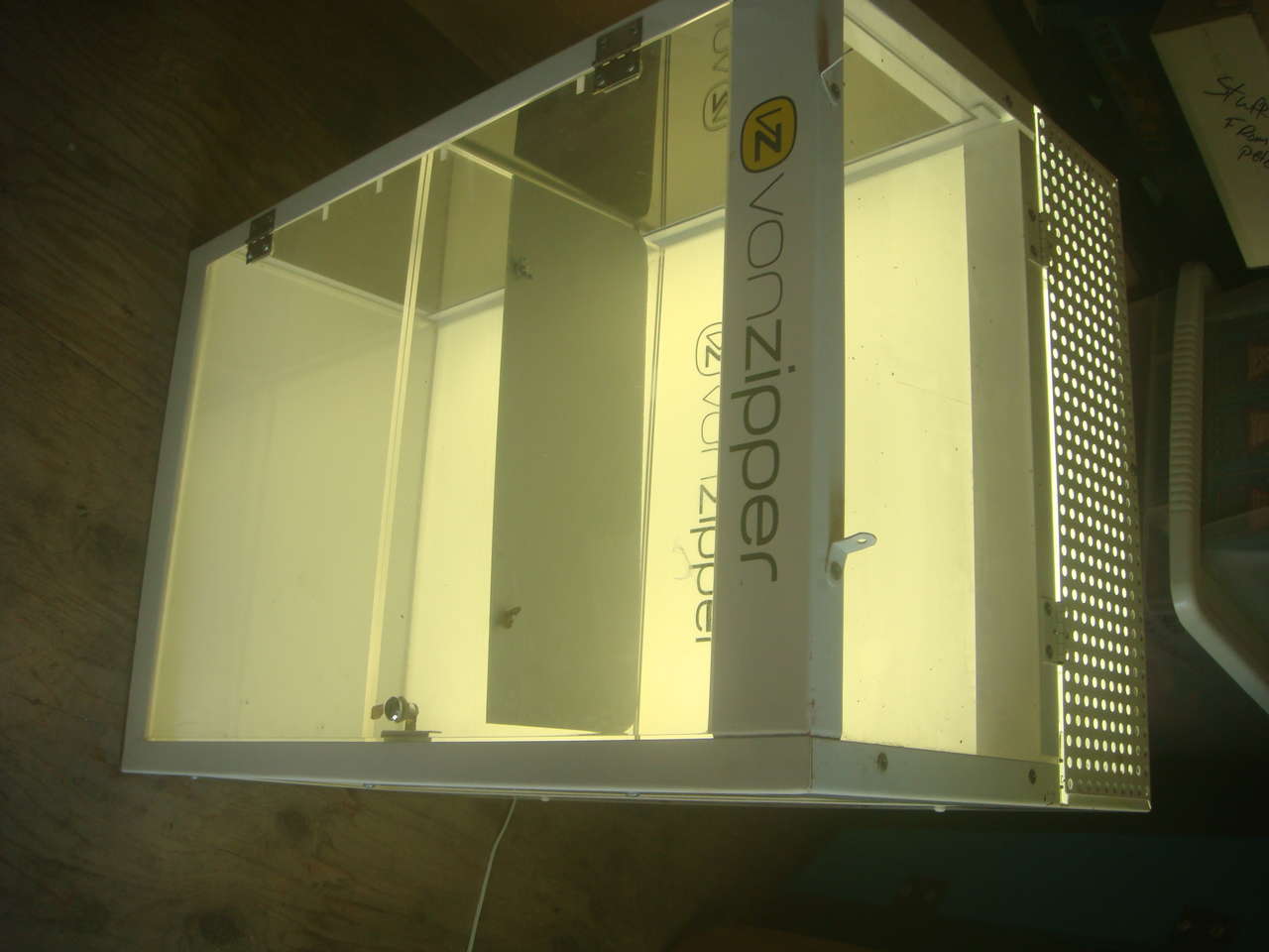 LOCKING COUNTER TOP DISPLAY CASE WITH LIGHTS NEAR NEW