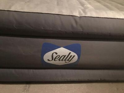 Sealy king size extra high air mattress with built-in pump WORKS GREAT NEAR NEW IN CARRY BAG