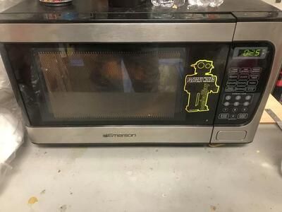 Emerson 1.1 ft.³ microwave oven works great
