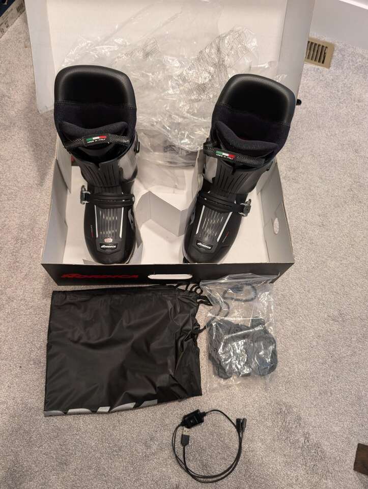 Nordica HF elite heated ski boot almost new w/ box