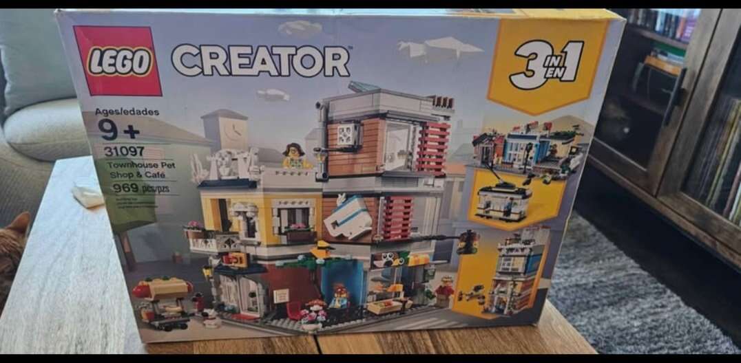 Lego Townhouse and Pet shop and Cafè