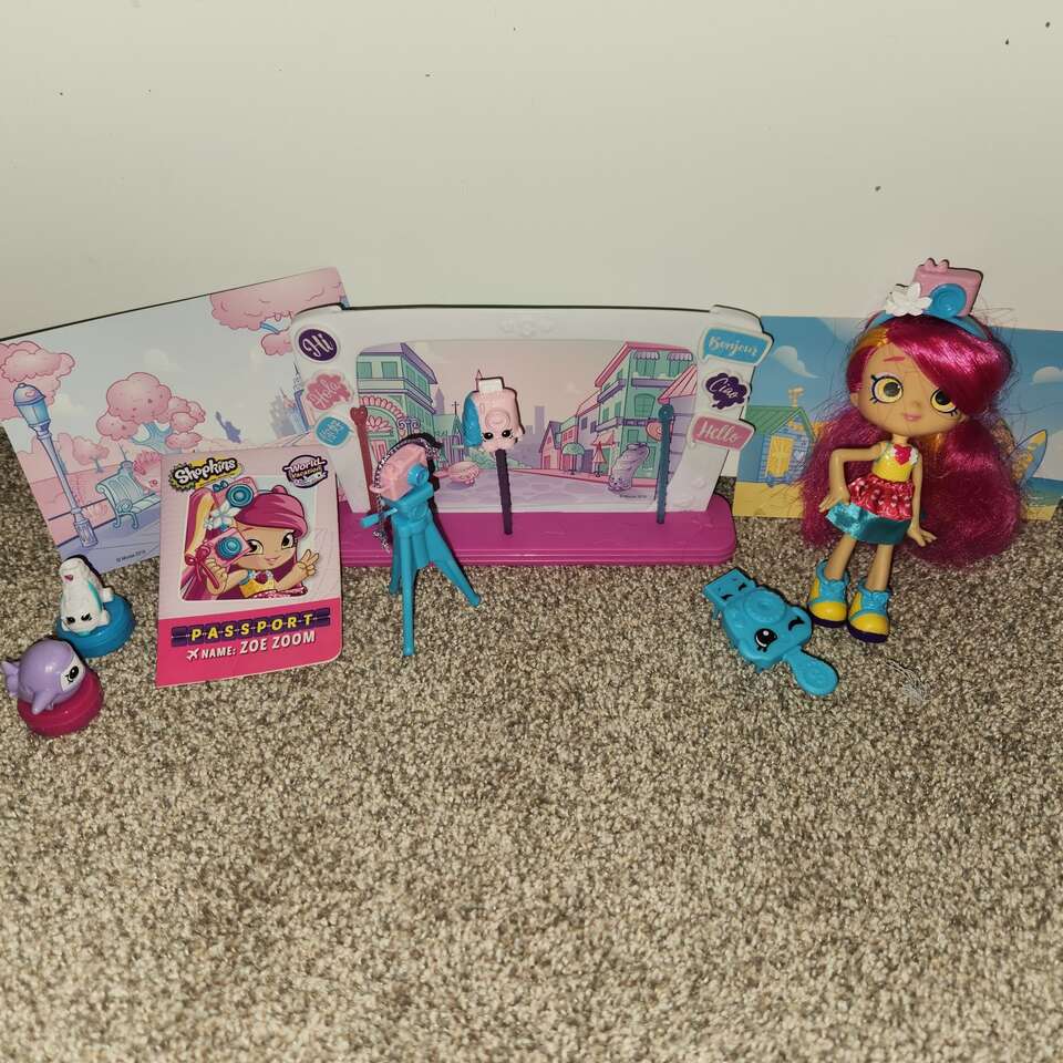 Shopkin Zoe Zoom's Selfie Stopover