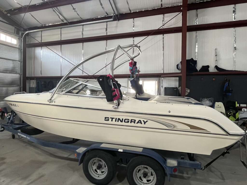 2001 Stingray 22’