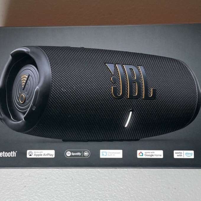 JBL charge 5 wifi Bluetooth portable speaker New