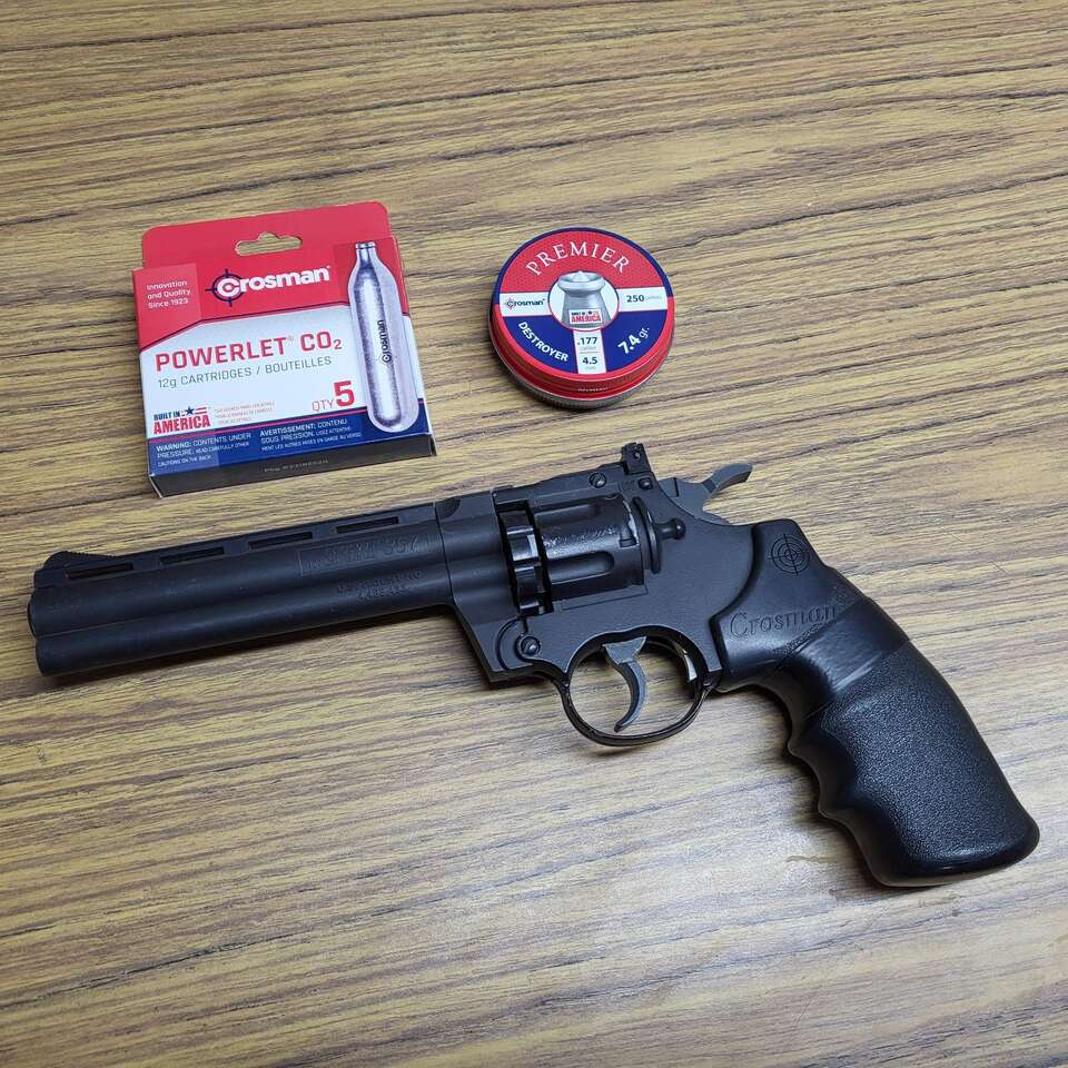 Crosman 357 CO2 pellet gun Hunting and Fishing
