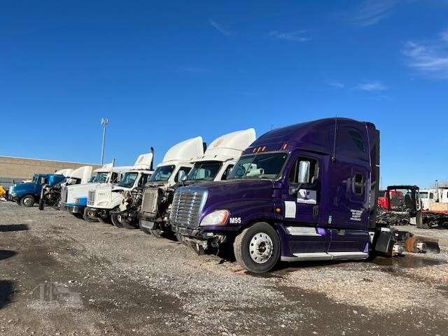 2012 FREIGHTLINER CASCADIA 125 For Sale or Parts