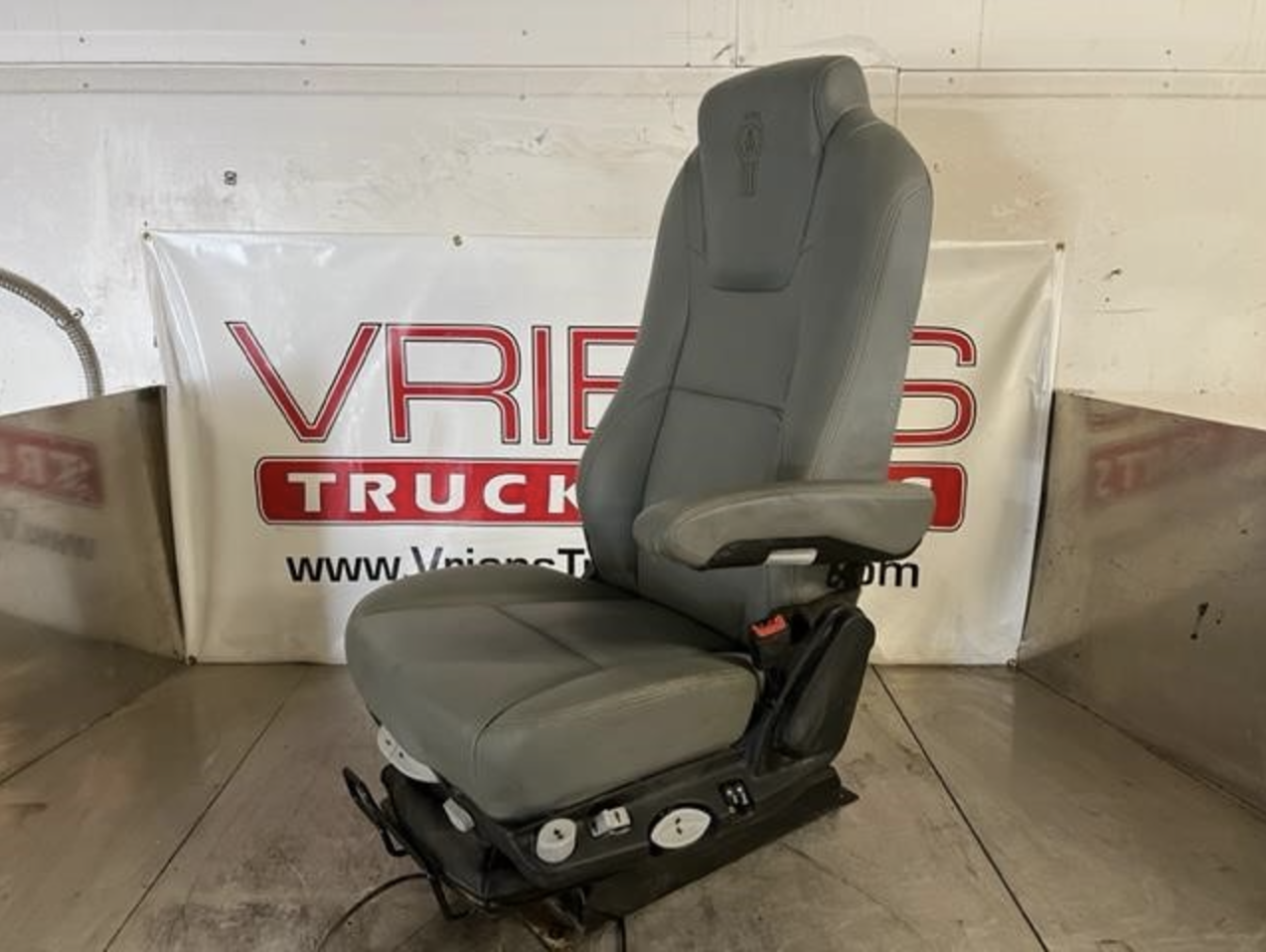KENWORTH SIGNATURE DRIVER SEAT