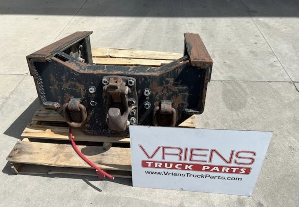 PACCAR REAR FRAME CUTOFF WITH PINTLE HITCH CAPS