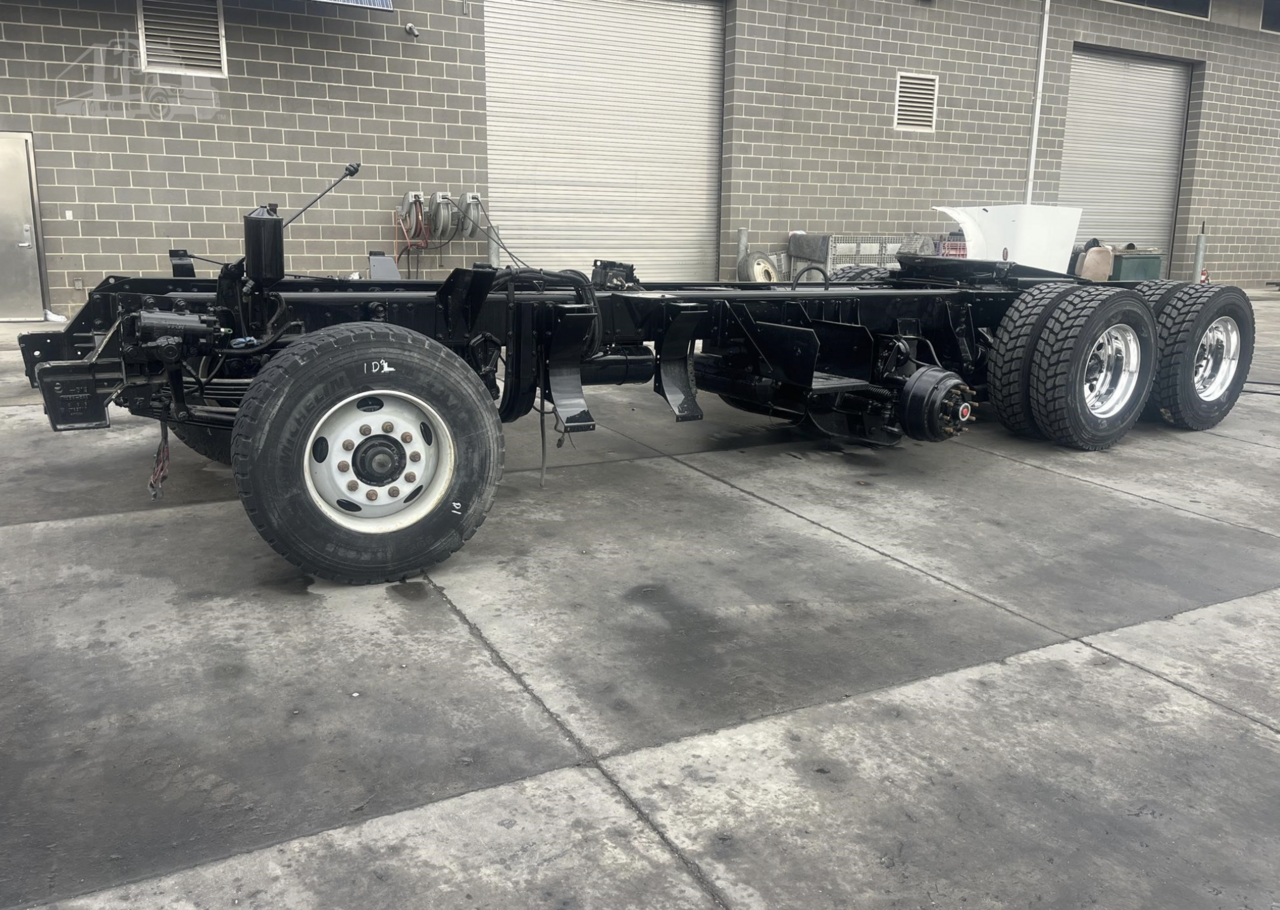 2004 KENWORTH T800 DAY CAB TRUCK