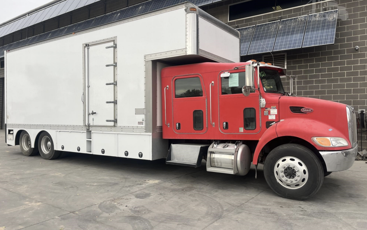 2009 PETERBILT 335