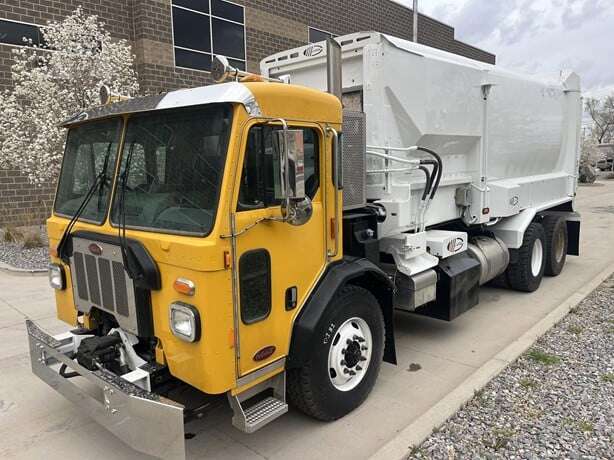 2016 PETERBILT 320 Garbage Truck