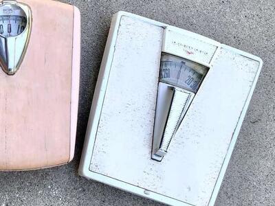 Vintage mid century modern bathroom scale MCM bubble display w integrated handle antique