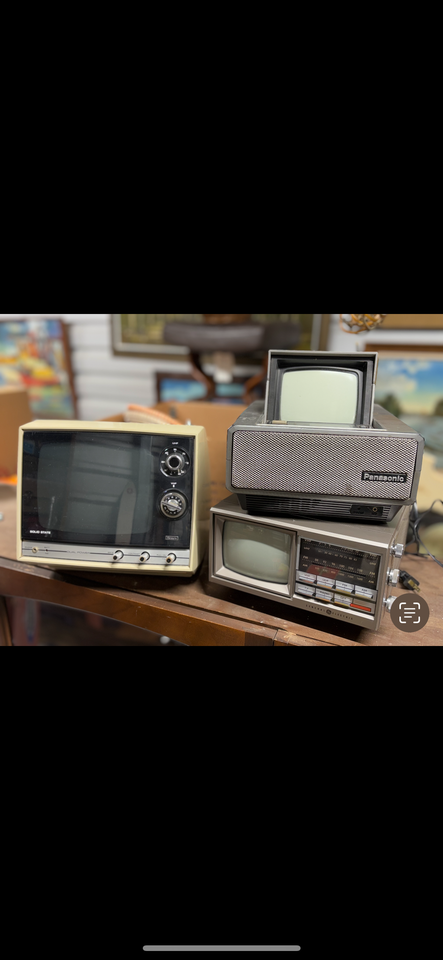 Vintage portable TV’s. Some w radios. Rad retro decorations Antique televisions