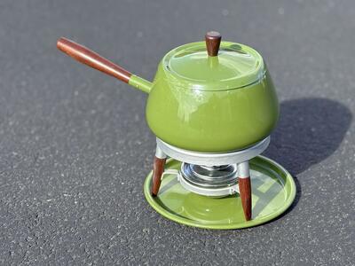 Beautiful vintage avocado green fondue set. Made in JapanWooden legs / handle