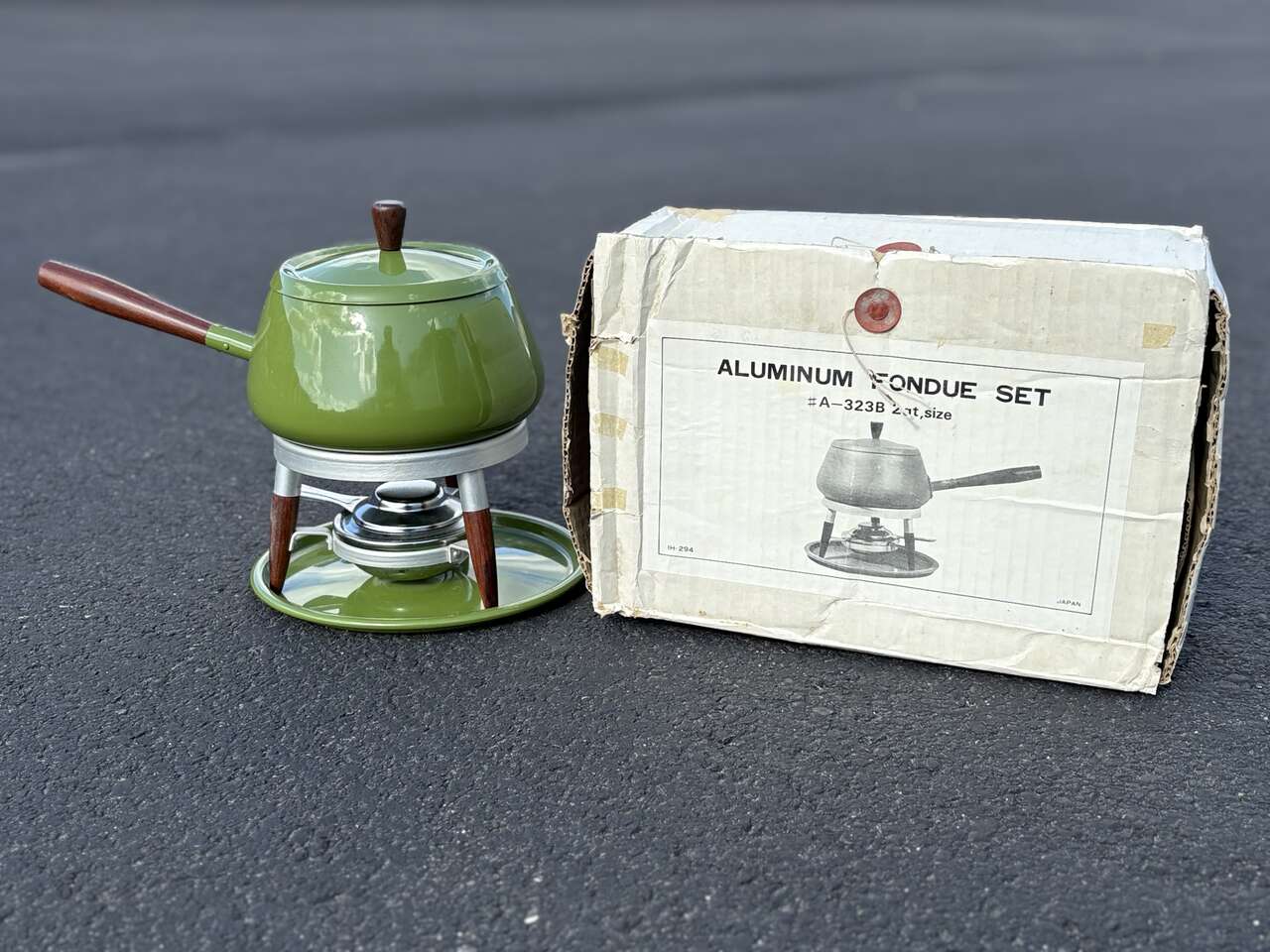 Beautiful vintage avocado green fondue set. Made in JapanWooden legs / handle