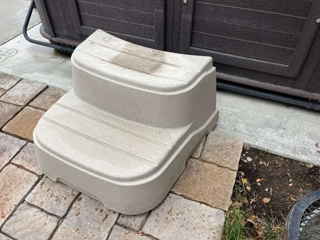 Tan Hot Tub Stairs 16T 28W 25D