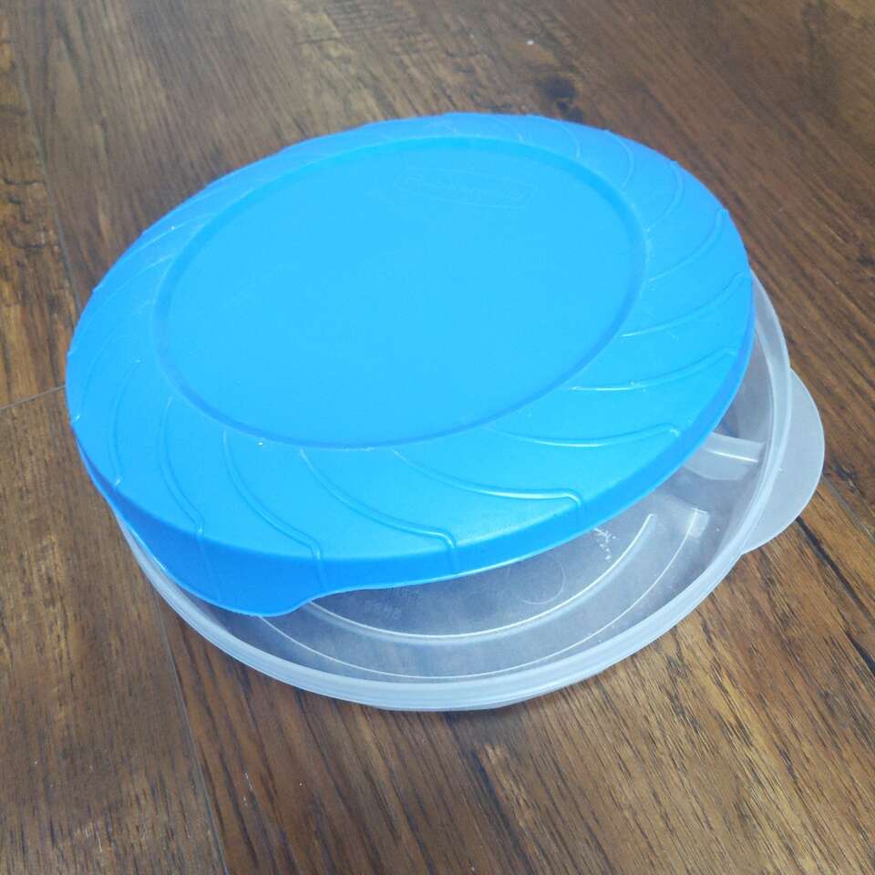 Tupperware servin' saver food container
